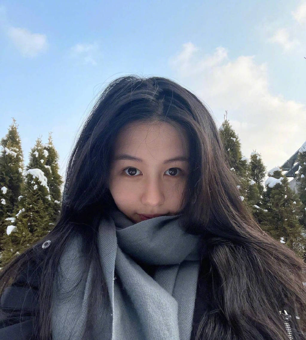 邱淑贞女儿沈月晒美照 穿抹胸装秀美腿青春有活力