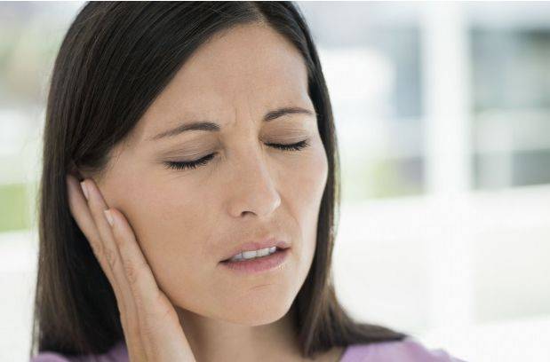 原创大学生通宵刷电视剧一觉醒来听不见了小心可能耳机惹的祸