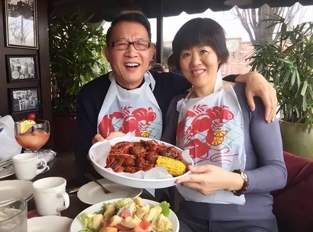 原创郎平1家5口齐聚美国一头红发扎马尾年轻10岁与姐姐林中漫步