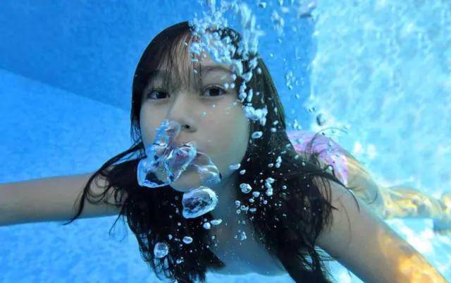 为啥有人能在水下睁开眼睛而有的人却做不到呢教练告诉你答案