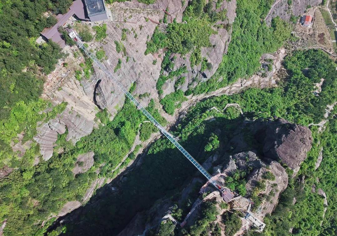 中国第一条全透明玻璃桥，就在湖南，不是张家界