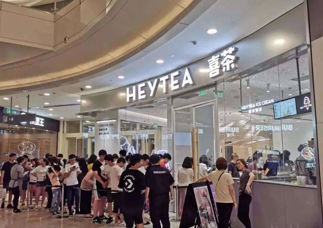 一时间,喜茶成为热搜常客,"排队","网红","饥饿营销"也成了品牌的标签