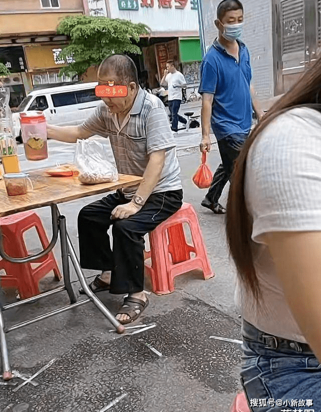 深圳一大爷穿拖鞋吃肠粉网友他手表值900万家有12栋楼收租