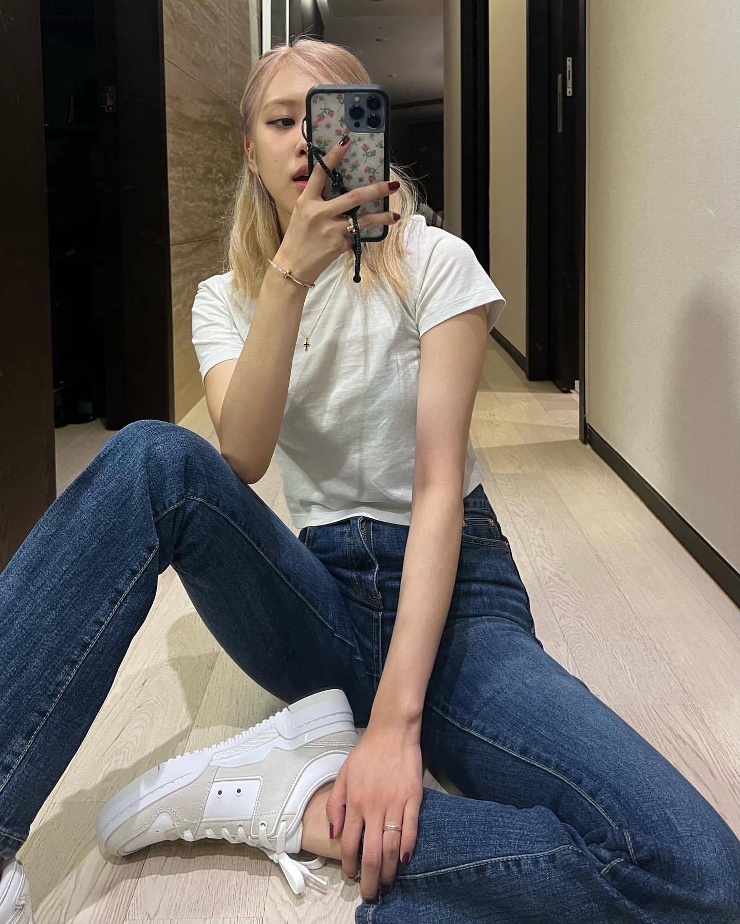 blackpink朴彩英晒素颜自拍身穿白t恤牛仔裤秀出优越的身材