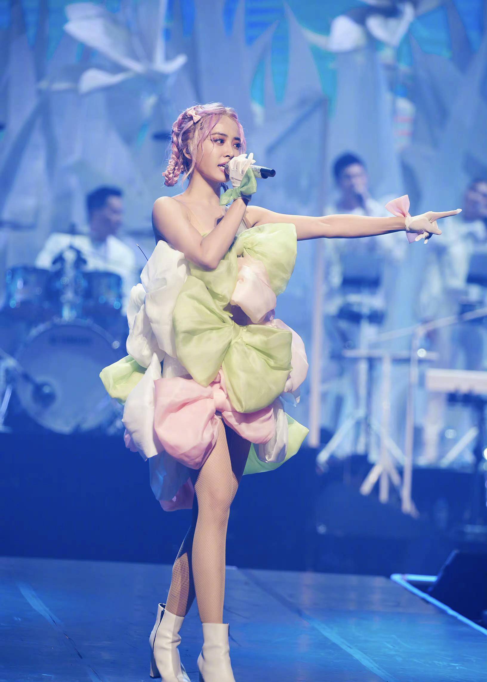 原创蔡依林最新造型绝了粉红粉绿蝴蝶结堆成礼服粉色麻花辫亮了