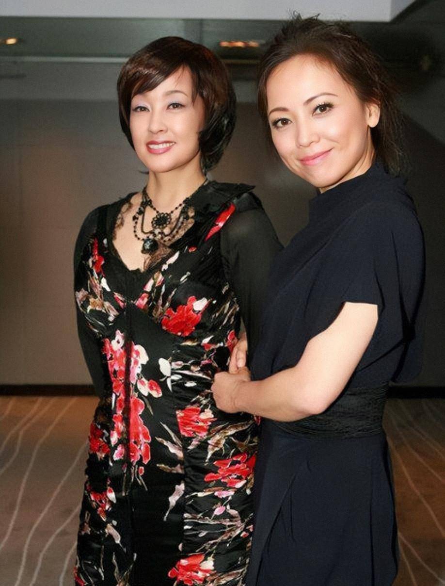 而刘晓庆更是把演"娘娘"的经验倾囊相授,可以说邓萃雯能翻身,刘晓庆也