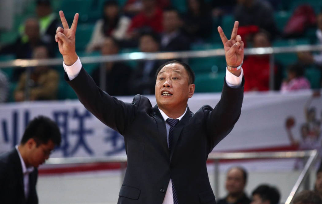 原因是吉林男子篮球队的老板孙军,不愿意给王晗一份新合同,因为他是该