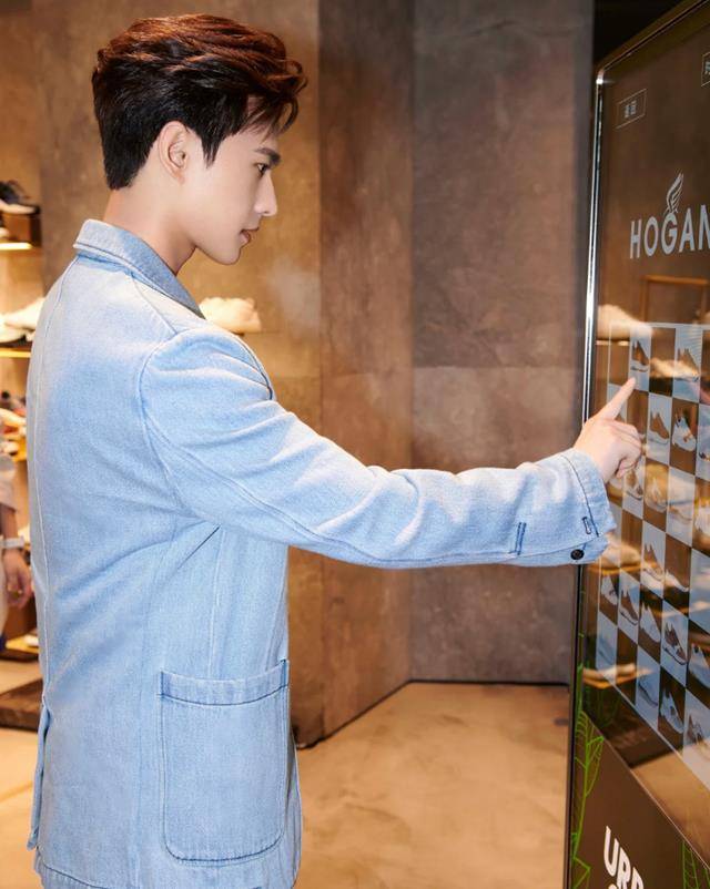 原创杨洋新剧路透不断活动旧照也被流出网友生图比精修好看