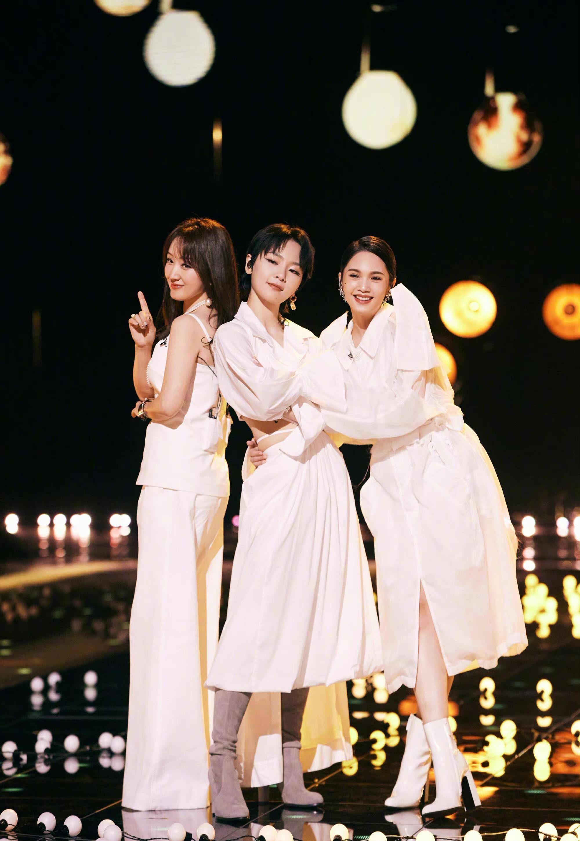 周笔畅被杨丞琳杨钰莹亲脸上留下口红印三人白色系造型清新