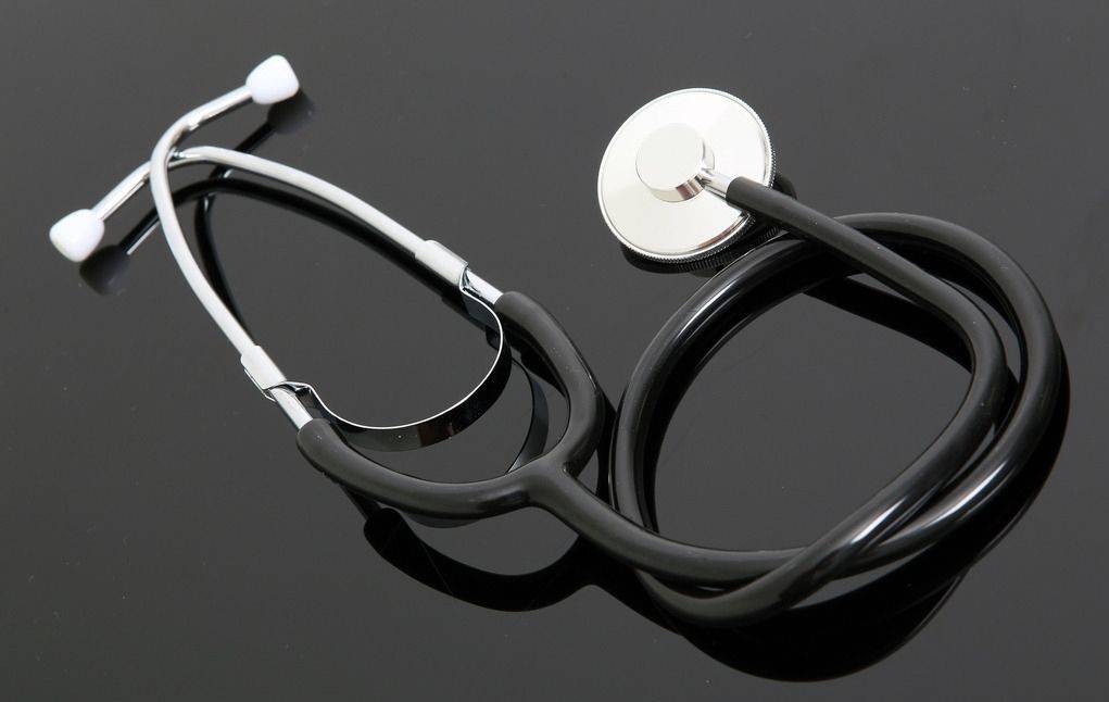 听诊器的探头是铁质的孟照国被送到了红旗林场的卫生所,医生惯例先