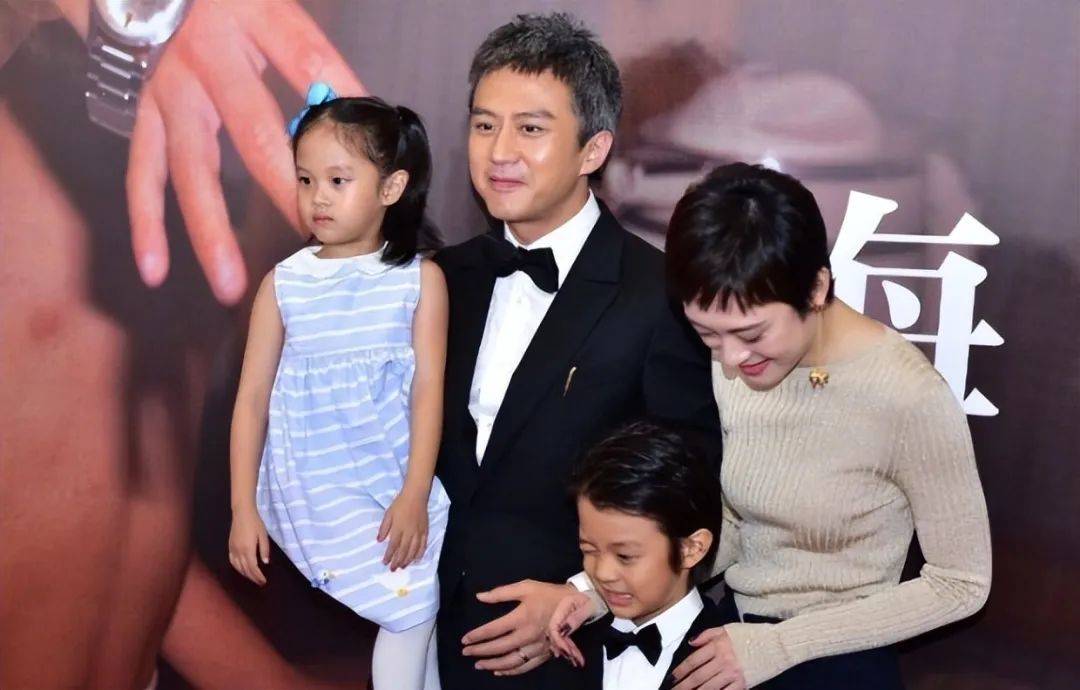 原创邓超也太幸福了一家四口走红毯儿子惊艳女儿可爱老婆太高级