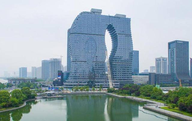 浙江一奇葩建筑,外观奇葩吐槽为当地"最丑"建筑,戏