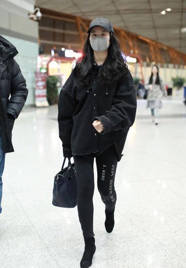 原创             31岁刘亦菲素颜走机场，一身黑色穿搭保暖还时尚，尽显女神本色！