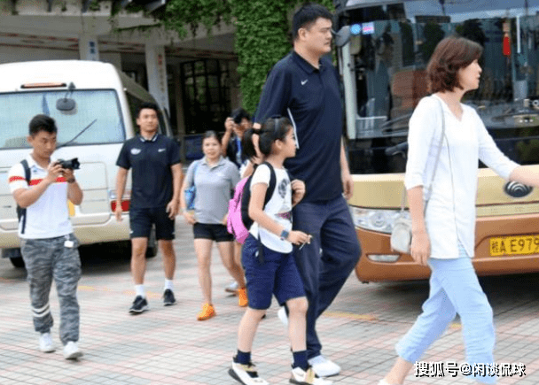 运动员出身,据了解其父身高达到213cm,而其母亲则是前女篮国手于瑛