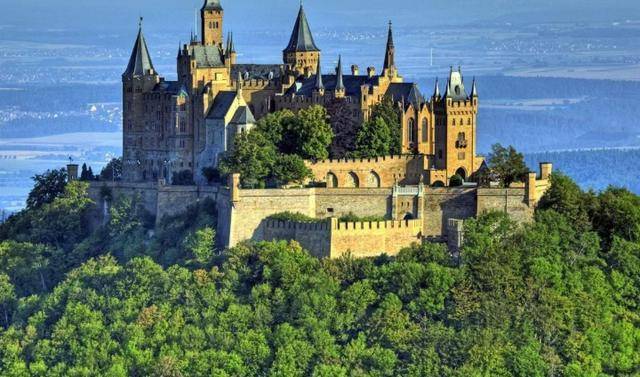世界上最穷的“国王”，城堡占地3平方米，每天收入靠和游客合影