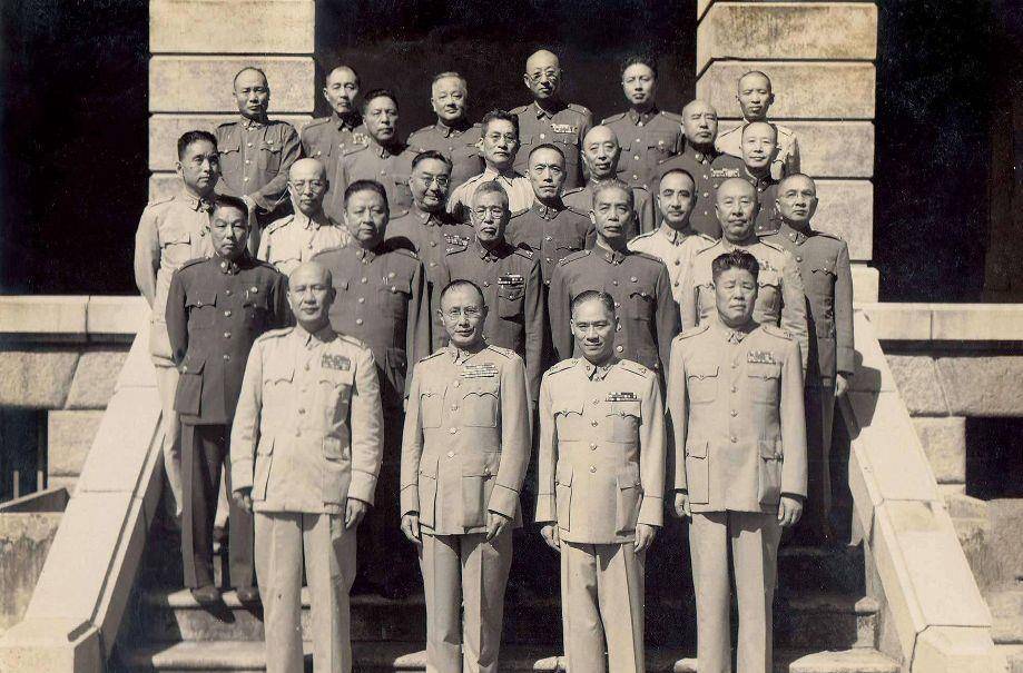 照片中,站在何应钦左边的是顾祝同,蒋介石五虎将之一,人称忠将.