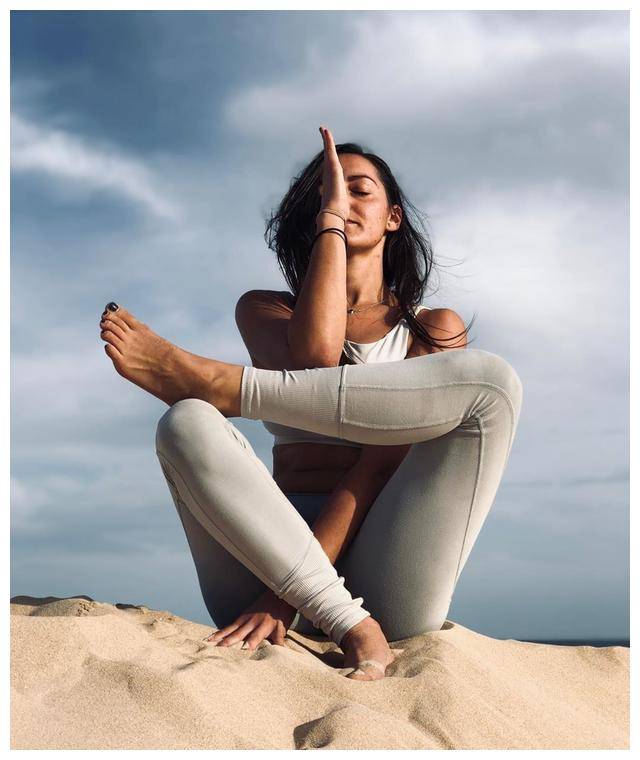 宋茜一身"男人装",白衬衫配上蓝黑拼接西装,又飒又a_动作_瑜伽_丝带