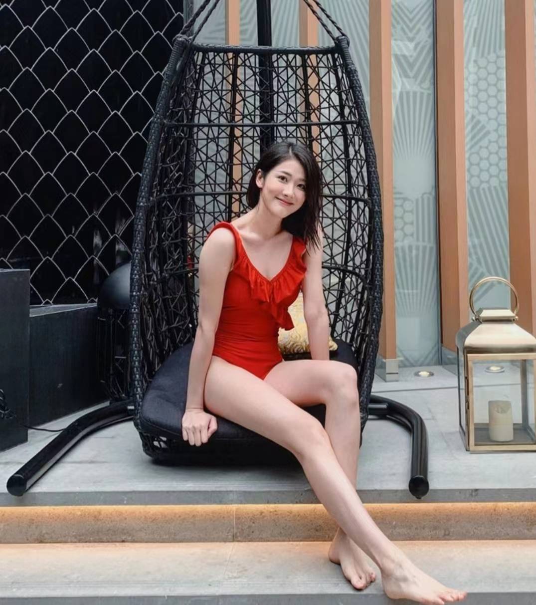 tvb上位小花离港消失幕前近半年,突摇身一变成歌手开演唱会_邓佩仪