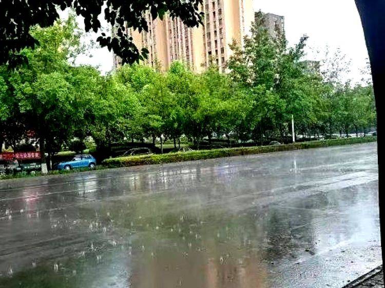 城市白天下雨真实图片图片