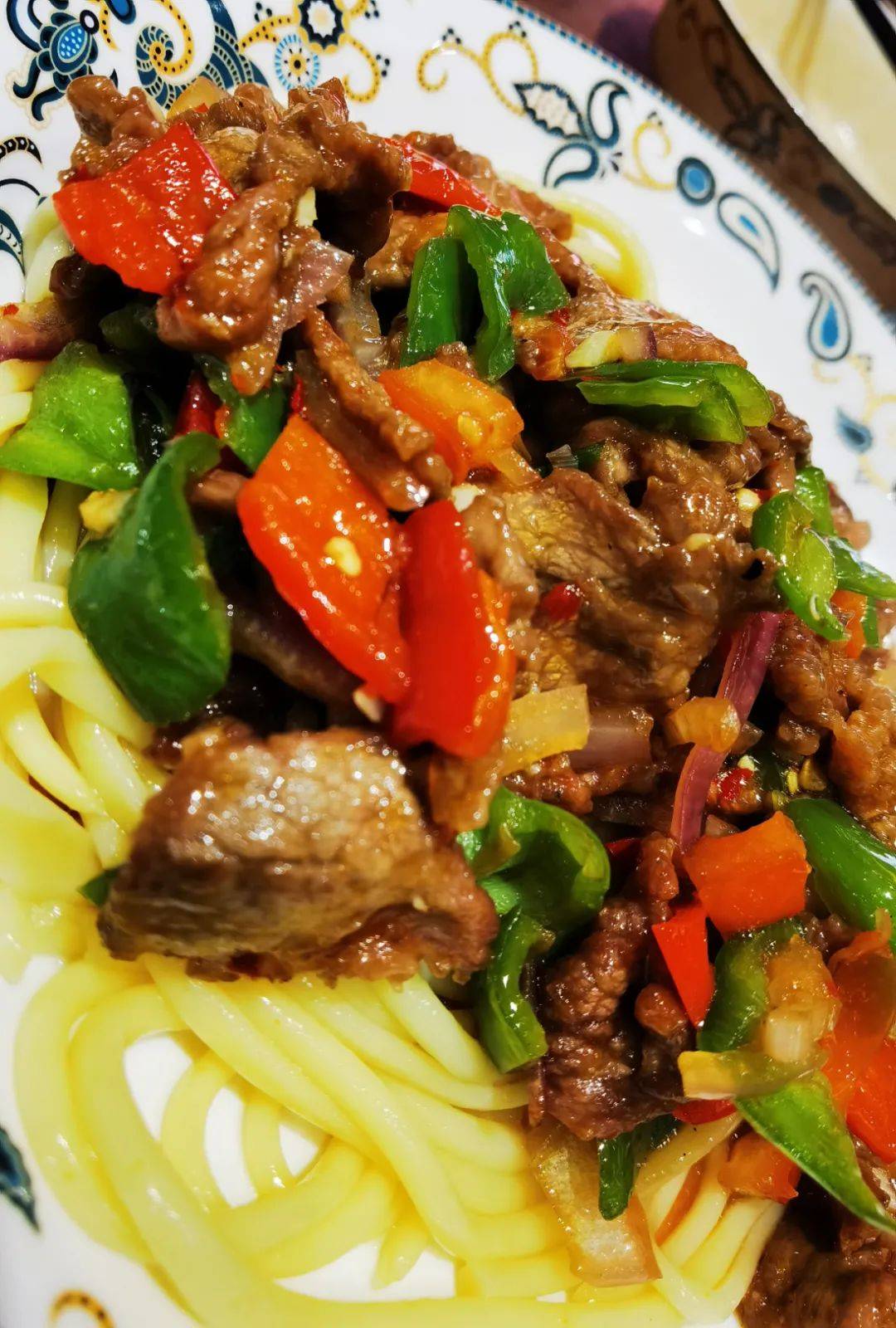 新疆美食伊犁的过油肉拌面