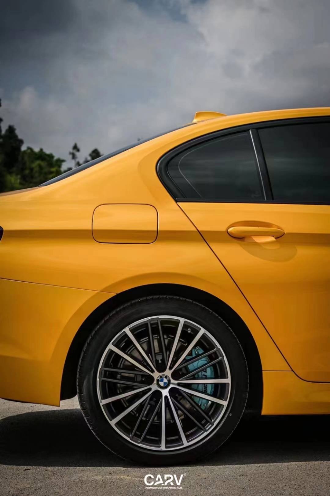 宝马五系卡孚改色膜超亮金属枫叶黄
