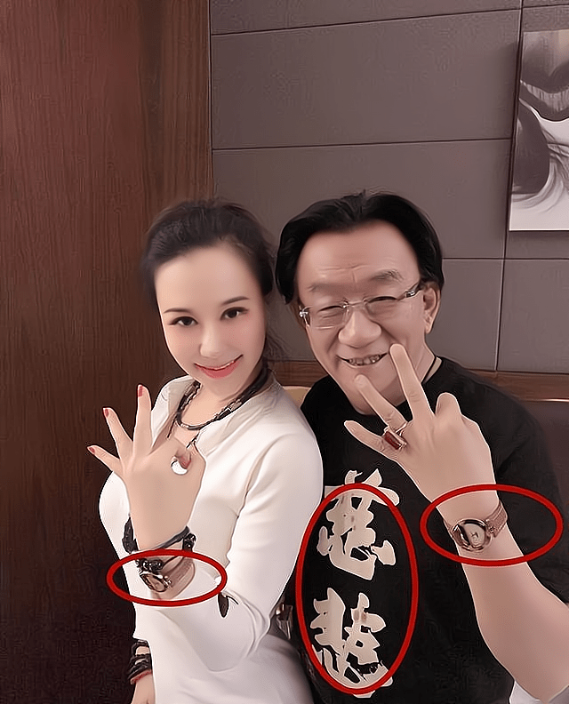 让人颇为尴尬的是,后来网友发现侯耀华送给安娜金的名牌包包竟然是