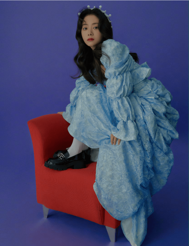 原创谭松韵大片挑战白丝袜微醺妆配卷发复古少女太适合她了