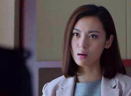 人最终走在一起,偶然机会去巴黎旅游,看到一个流浪的小女孩很像熊青春