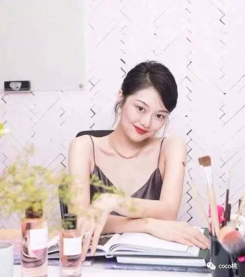 原创上综艺捞钱的网红鼻祖贵妇晚晚被嘲穿259块的山寨大牌