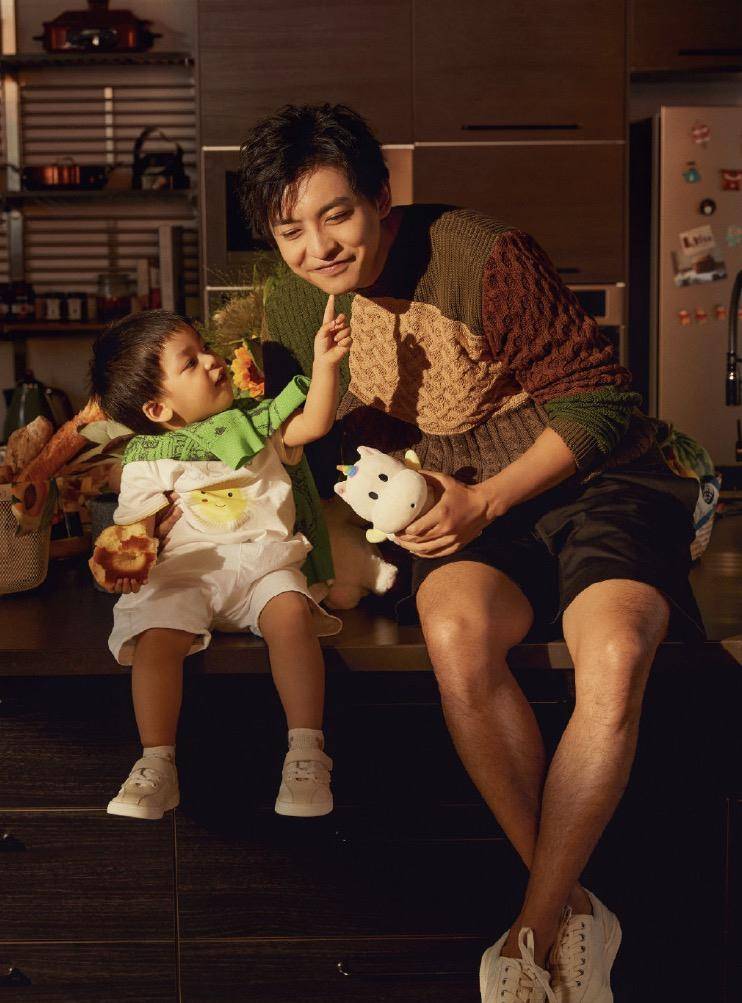 原创李佳航晒儿子正面照目光斜视并吐舌撞脸二哈气质与张伟神相似