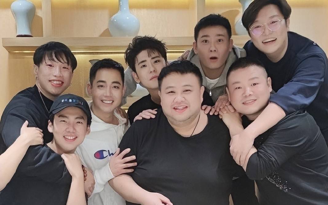 原创德云社孔云龙发视频用趁着当背景乐张云雷唱的还真像我