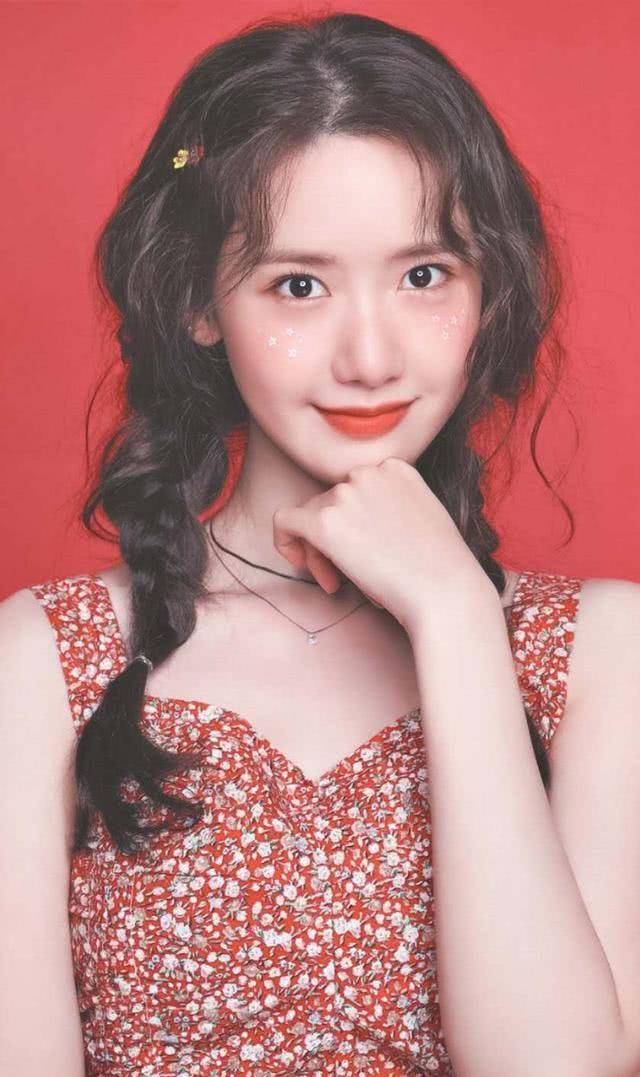 氧气美女林允儿麻花辫配碎花裙星星妆突显少女感甜美可人