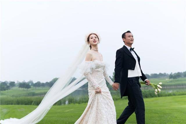 球星徐云龙与妻子久违亮相娇妻颜值逆天身材完全不输超模