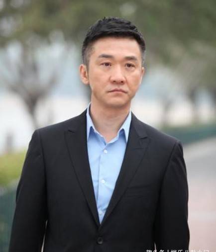 却很快就找到了自己的幸福,现任丈夫也是圈内人,名叫许云帆,不仅是一