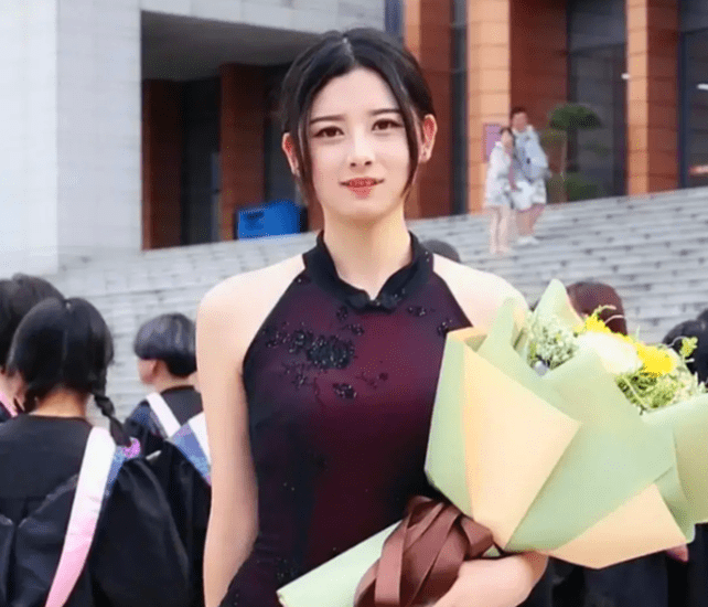 女网红小沐沐内心深处也许还很得意于被"安徽工程大学"点名,认为这是