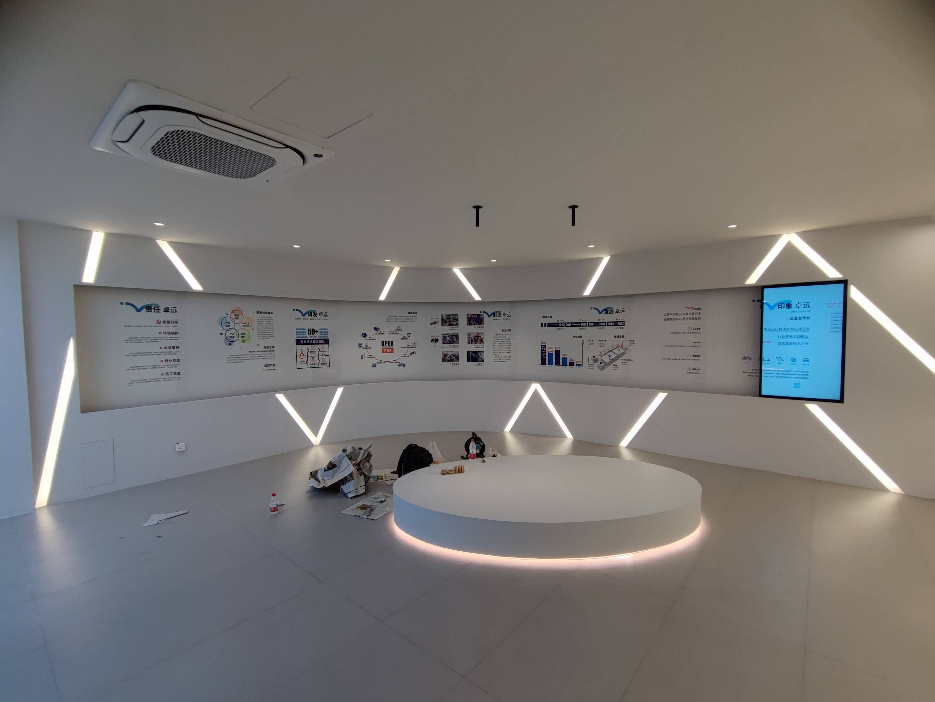 互动滑轨屏方案电动滑轨透明屏