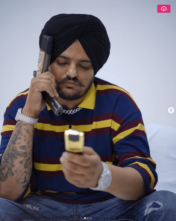 从西杜·穆斯·瓦拉的社交平台来看,他的确对枪支文化情有独钟,多次