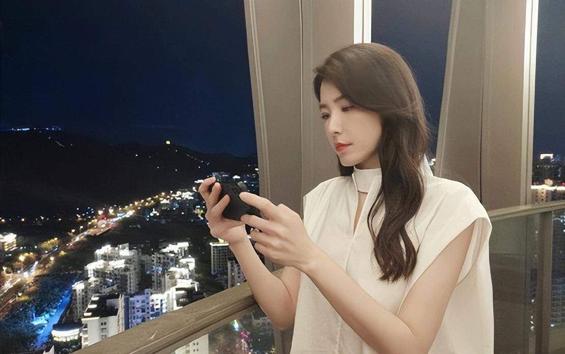 中戏校花 曾黎五一游玩 彻底放开秀身材 穿吊带装回少女时代 粉紫色