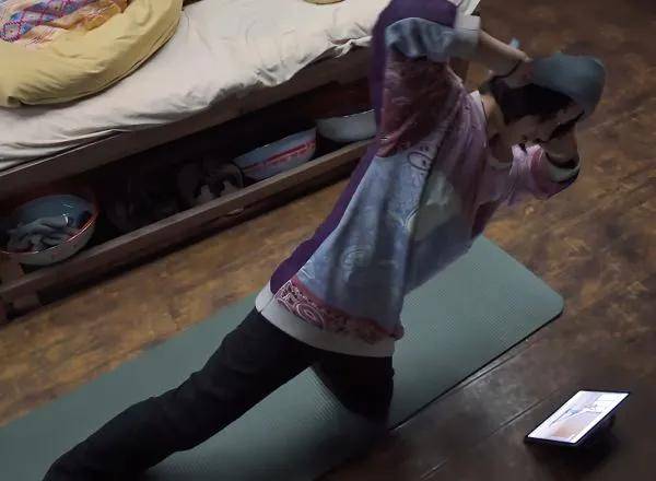 原创张子枫罕见在蘑菇屋练瑜伽从侧面拍到她的肚子确定19岁