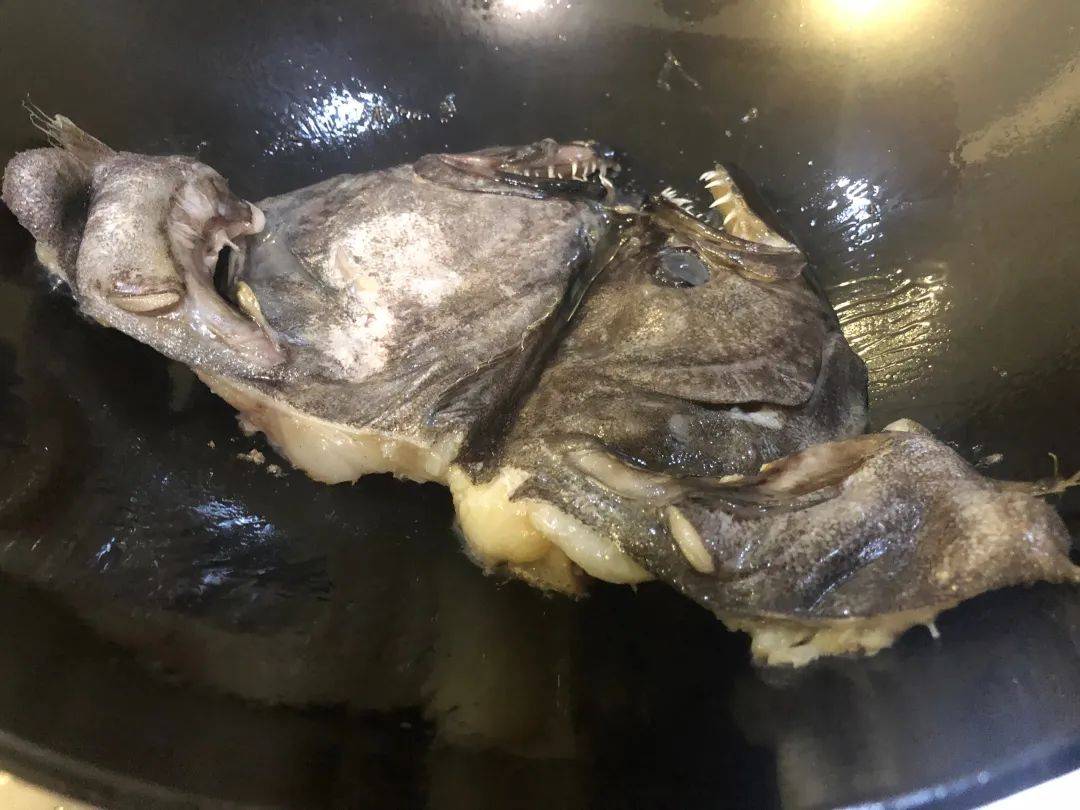 步骤1食材:鸦片鱼头,豆腐,姜蒜,料酒,生抽,老抽,盐,白糖,食用油.