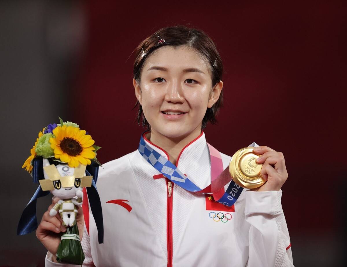 原创陈梦晒海边唯美艺术照穿白色露背镂空心形裙国乒一姐惊艳众人