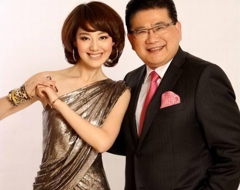 主持王冠曾搭档李咏红极一时突然消失引猜测如今单身被催婚