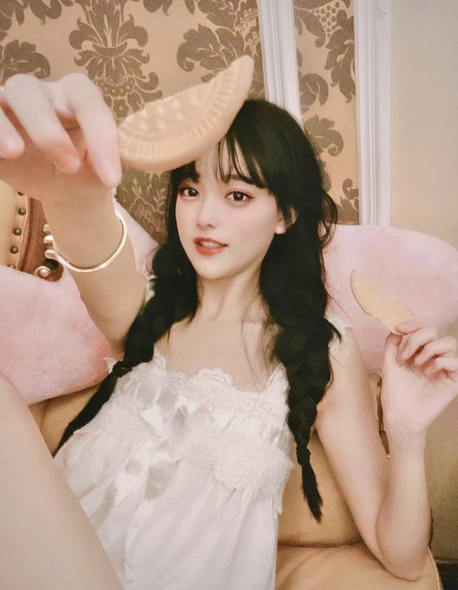 网红陈意礼疑似在酒吧拜大哥陪大哥喝酒画面曝光,本尊发文回应