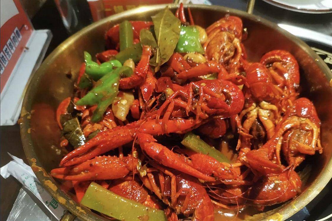 但上个世纪70,80年代在机缘巧合下,安徽蚌埠的人们首先将小龙虾制成