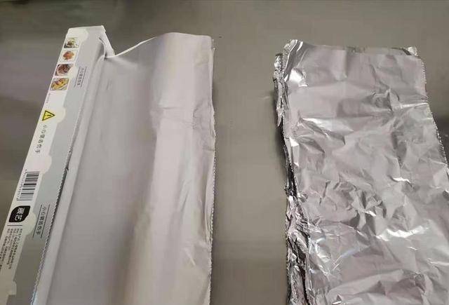 将锡纸裁剪成长方形,从锡纸盒拉出12cm宽度,沿着锡纸盒的锯齿撕下来