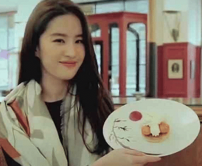 虽然名气越来越大,但刘亦菲却很少参加综艺节目捞金,反而是把更多的