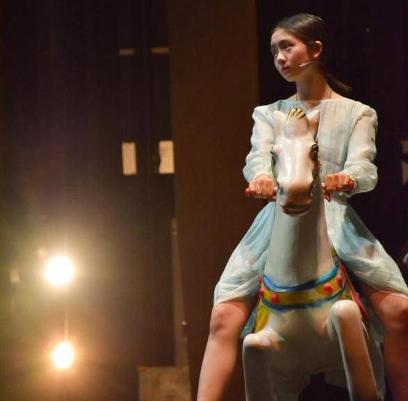 15岁黄多多演话剧,被导演赞"是一位演员",话剧出身进娱乐圈?