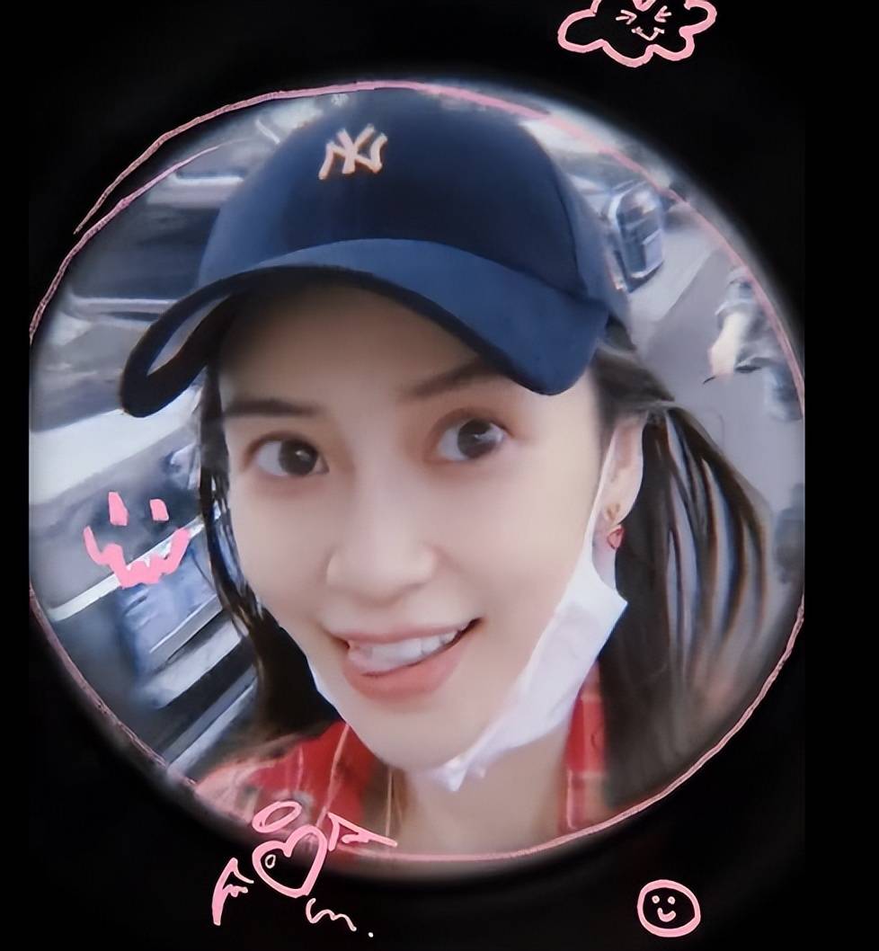 原创杨颖分享日常vlog在别墅区路上玩滑板对着镜头比耶笑容甜蜜