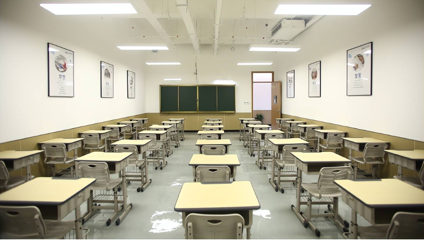 在深圳,初中生一般来讲是不可以在公立学校(九年义务教育体制内)复读