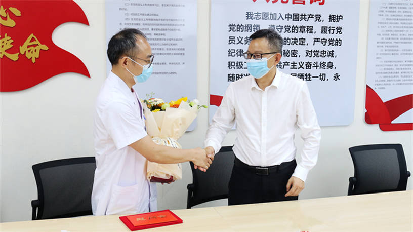 5月27日,刘鹏飞到龙马潭区人民医院慰问2022年龙马潭区"最美科技工作